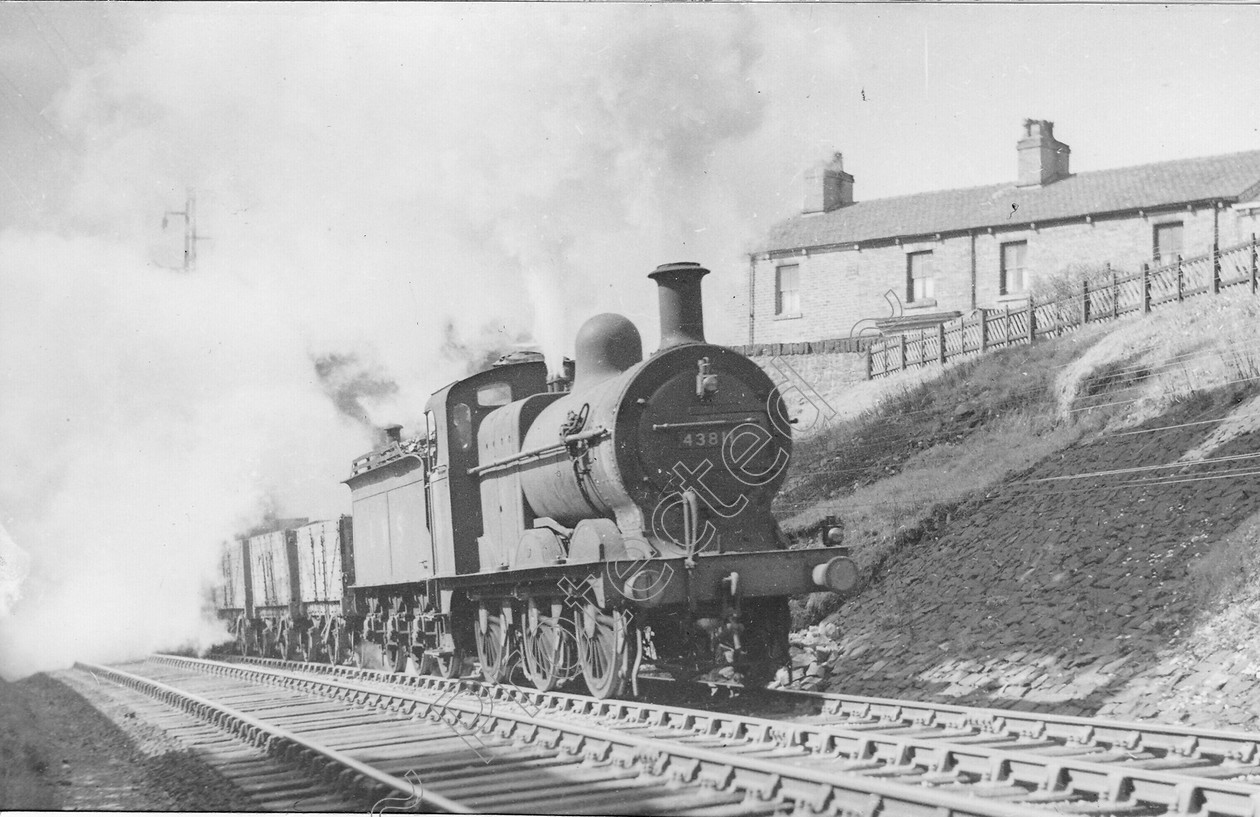 WD0714 
 ENGINE CLASS: Class 4 0-6-0 ENGINE NUMBER: 43811 LOCATION: Disley DATE: 09 April 1949 COMMENTS: 
 Keywords: 09 April 1949, 43811, Class 4 0-6-0, Cooperline, Disley, Steam, WD Cooper, locomotives, railway photography, trains