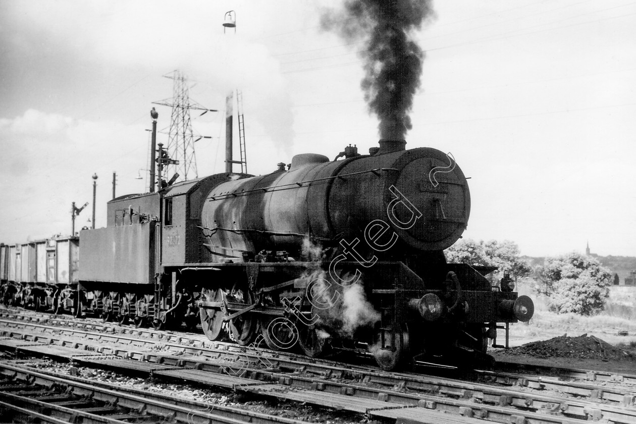 WD2523 
 ENGINE CLASS: Riddles 2-8-0 90000 ENGINE NUMBER: 90372 LOCATION: Brindle Heath DATE: 27 May 1960 COMMENTS: 
 Keywords: 27 May 1960, 90372, Brindle Heath, Cooperline, Riddles 2-8-0 90000, Steam, WD Cooper, locomotives, railway photography, trains