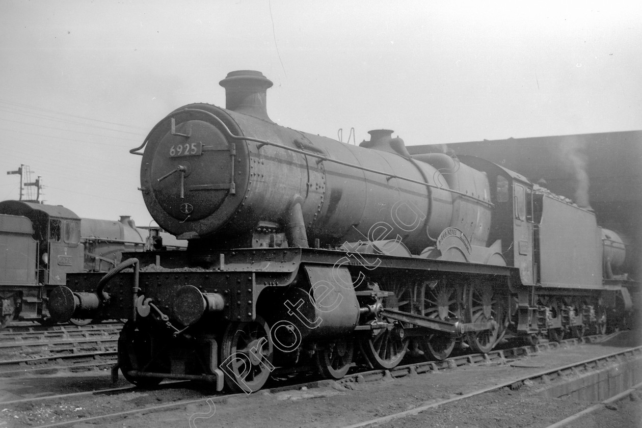 WD2823 
 ENGINE CLASS: GWR ENGINE NUMBER: 6925 LOCATION: Mold Junction DATE: 27 May 1964 COMMENTS: 
 Keywords: 27 May 1964, 6925, Cooperline, GWR, Mold Junction, Steam, WD Cooper, locomotives, railway photography, trains