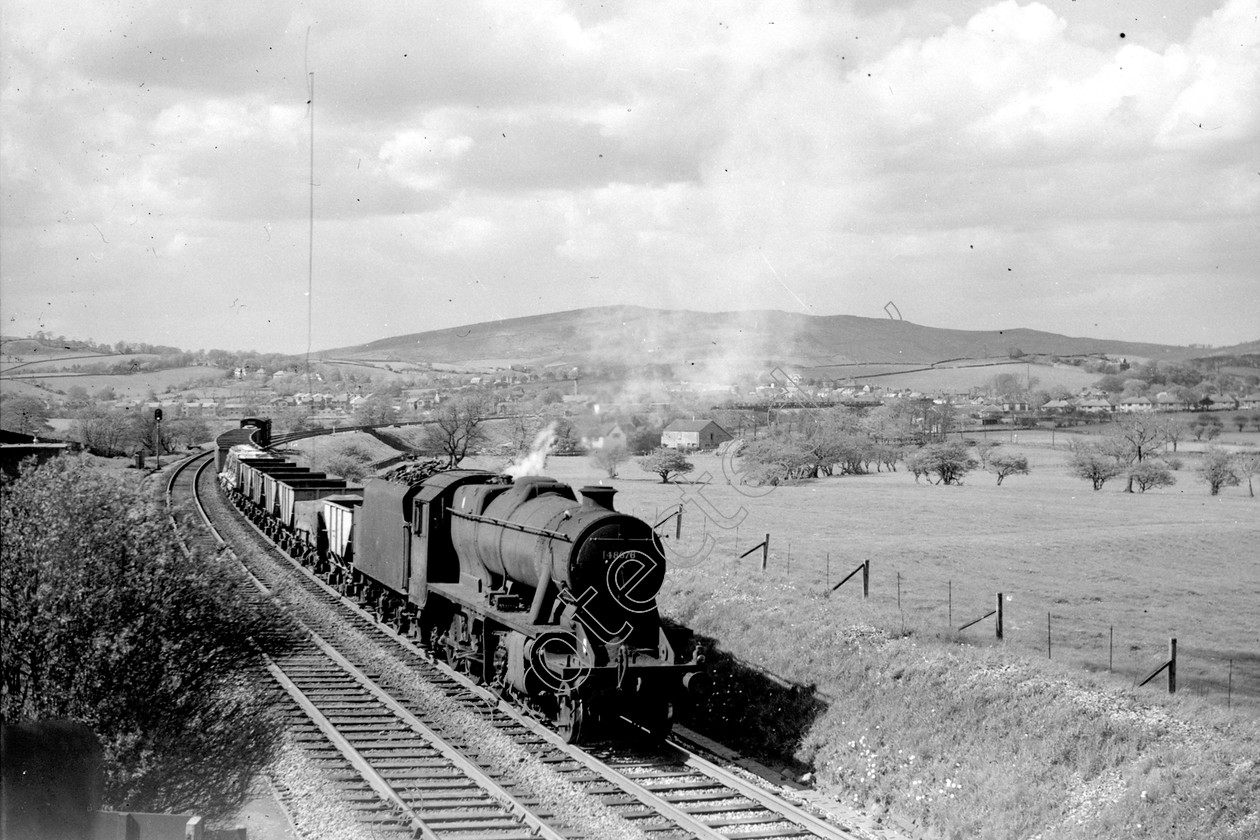 WD2071 
 ENGINE CLASS: Stanier Class 8 2-8-0 ENGINE NUMBER: 48676 LOCATION: Chapel-en-le-Firth DATE: 16 May 1962 COMMENTS: 
 Keywords: 16 May 1962, 48676, Chapel-en-le-Firth, Cooperline, Stanier Class 8 2-8-0, Steam, WD Cooper, locomotives, railway photography, trains