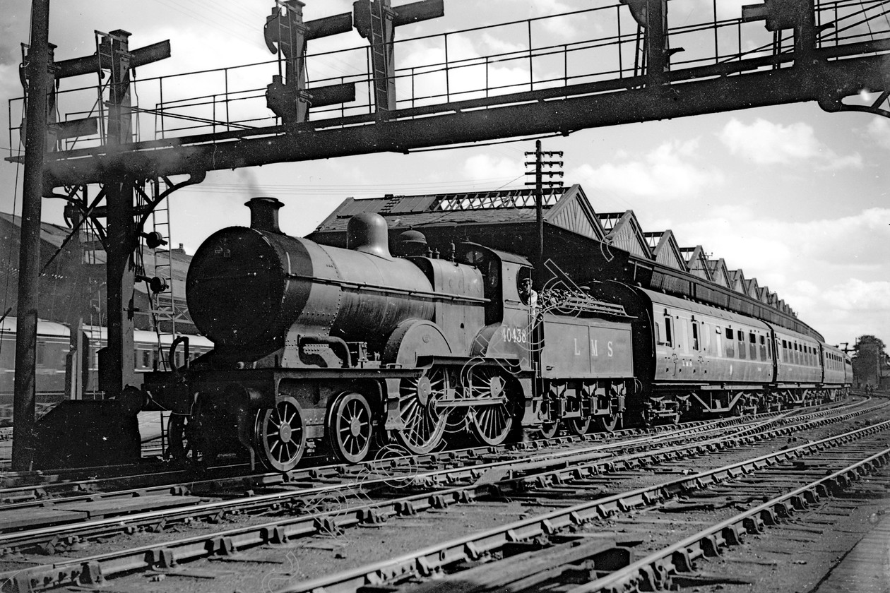 WD0550 
 ENGINE CLASS: Class 2 4-4-0 ENGINE NUMBER: 40438 LOCATION: Stafford DATE: 15 August 1948 COMMENTS: 
 Keywords: 15 August 1948, 40438, Class 2 4-4-0, Cooperline, Stafford, Steam, WD Cooper, locomotives, railway photography, trains