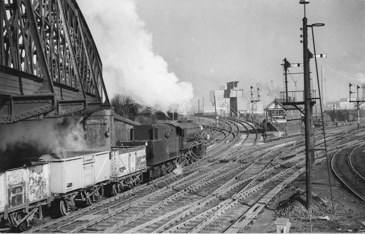 WD2520 
 ENGINE CLASS: Riddles 2-8-0 90000 ENGINE NUMBER: 90359 LOCATION: Brindle Heath DATE: 13 April 1962 COMMENTS: 
 Keywords: 13 April 1962, 90359, Brindle Heath, Cooperline, Riddles 2-8-0 90000, Steam, WD Cooper, locomotives, railway photography, trains