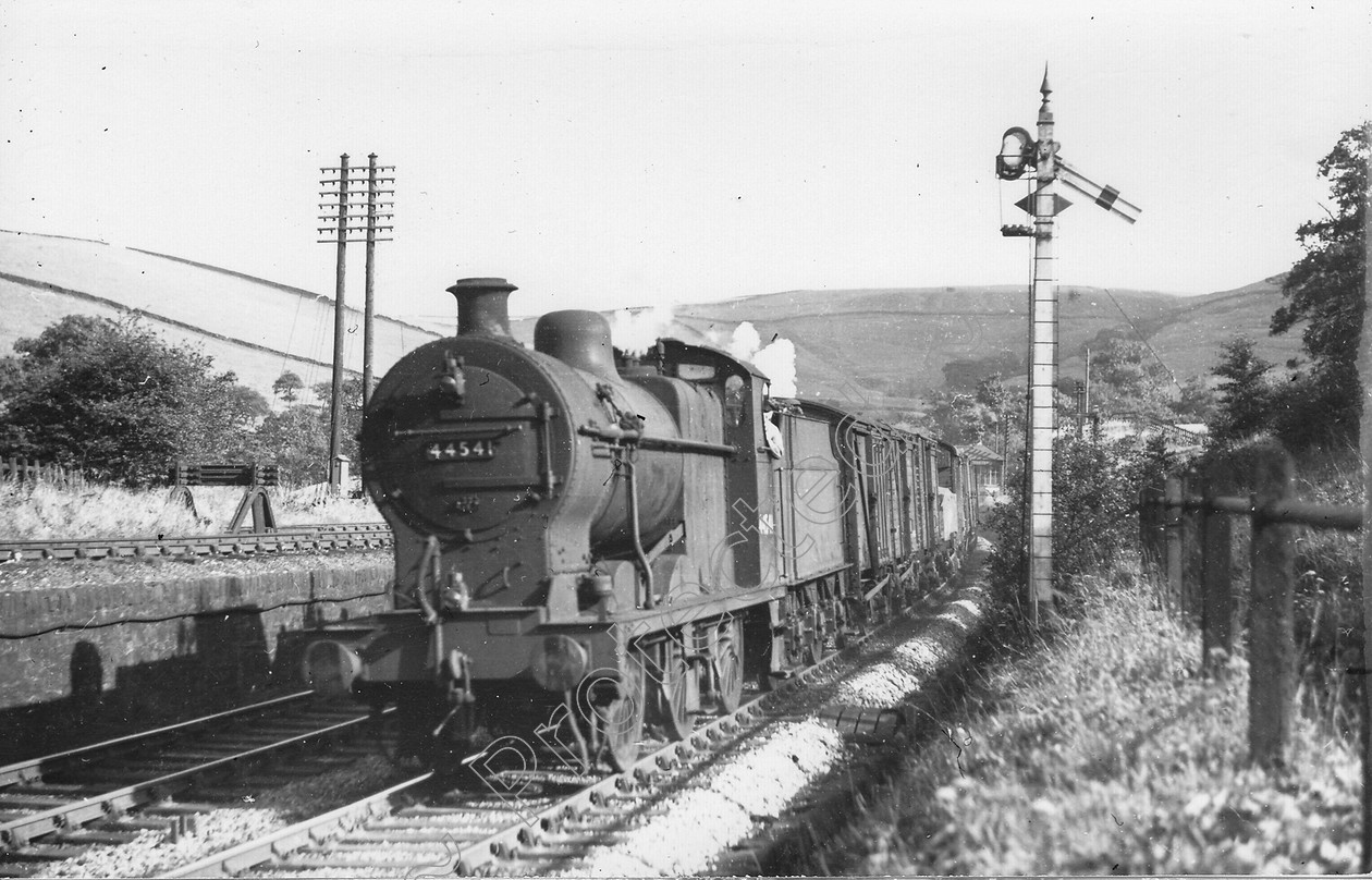 WD0716 
 ENGINE CLASS: Class 4 0-6-0 ENGINE NUMBER: 44541 LOCATION: Chapel-en-le-Firth DATE: 00.10.1950 COMMENTS: 
 Keywords: 00.10.1950, 44541, Chapel-en-le-Firth, Class 4 0-6-0, Cooperline, Steam, WD Cooper, locomotives, railway photography, trains