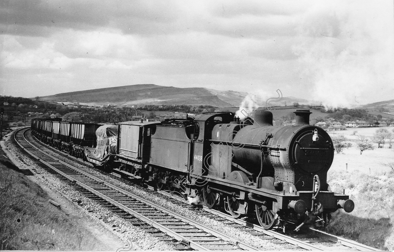 WD0735 
 ENGINE CLASS: Class 4 0-6-0 ENGINE NUMBER: 44038 LOCATION: Doves Holes DATE: 16 May 1962 COMMENTS: 
 Keywords: 16 May 1962, 44038, Class 4 0-6-0, Cooperline, Doves Holes, Steam, WD Cooper, locomotives, railway photography, trains