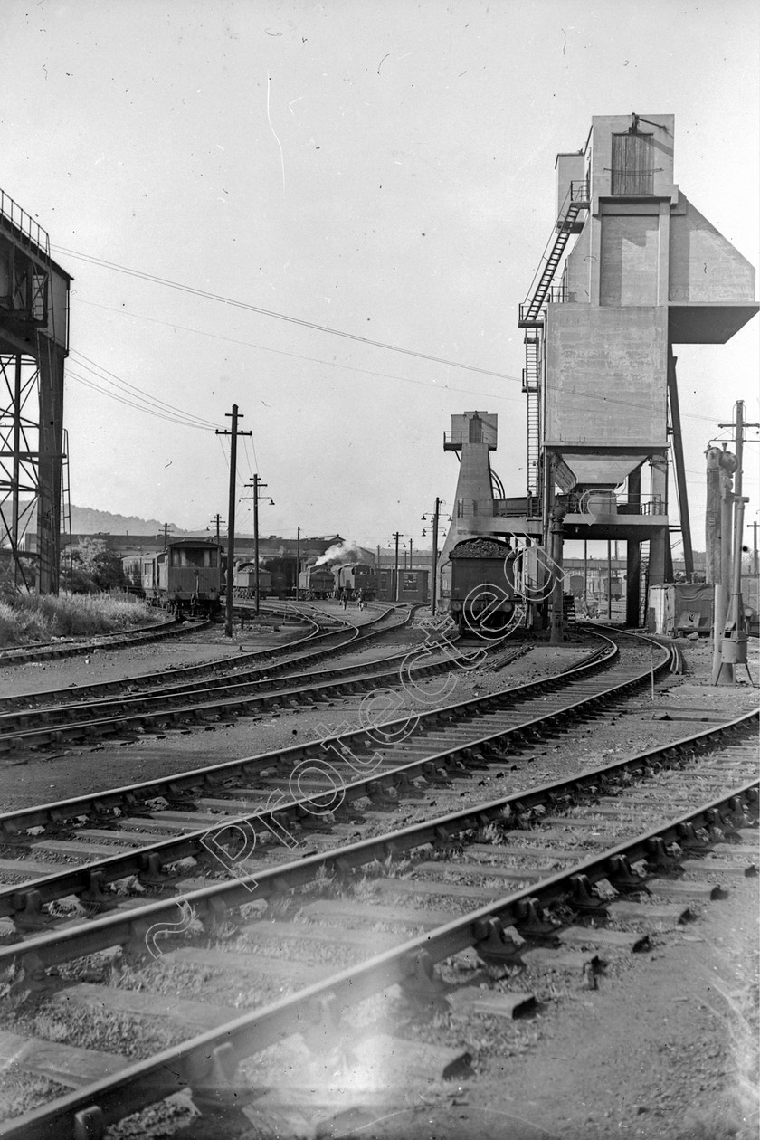 WD2768 
 ENGINE CLASS: Motive Power depots and cranes ENGINE NUMBER: LOCATION: Carnforth DATE: 00.08.1949 COMMENTS: 
 Keywords: 00.08.1949, Carnforth, Cooperline, Motive Power depots and cranes, Steam, WD Cooper, locomotives, railway photography, trains