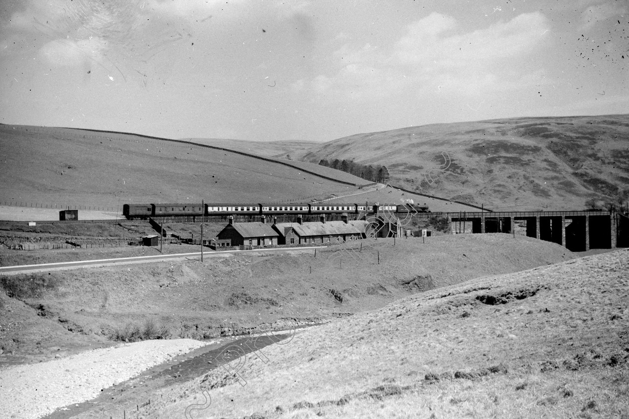 WD0520 
 ENGINE CLASS: Midland Compounds ENGINE NUMBER: 40914 LOCATION: Beattock DATE: 14 May 1951 COMMENTS: 
 Keywords: 14 May 1951, 40914, Beattock, Cooperline, Midland Compounds, Steam, WD Cooper, locomotives, railway photography, trains