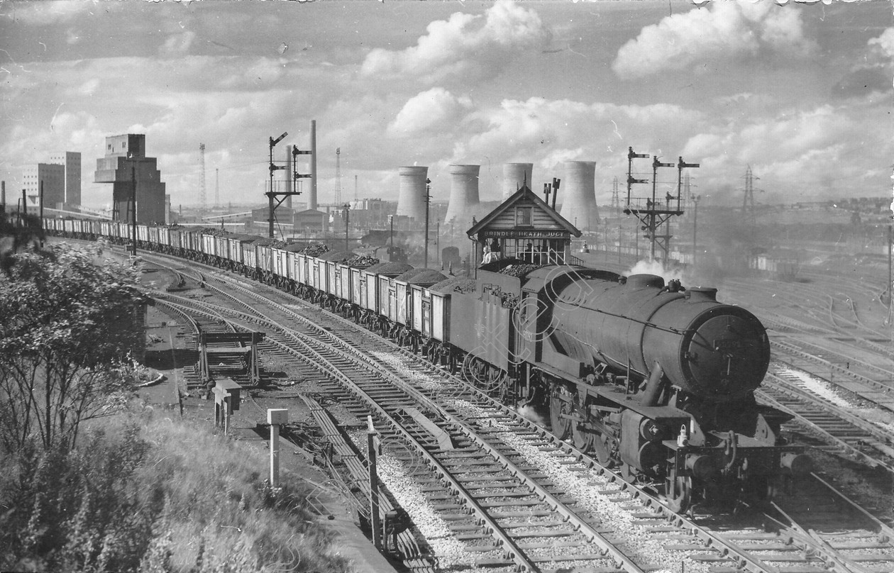 WD2513 
 ENGINE CLASS: Riddles 2-8-0 90000 ENGINE NUMBER: 90292 LOCATION: Agecroft DATE: 04 August 1961 COMMENTS: Brindle Heath 
 Keywords: 04 August 1961, 90292, Agecroft, Brindle Heath, Cooperline, Riddles 2-8-0 90000, Steam, WD Cooper, locomotives, railway photography, trains