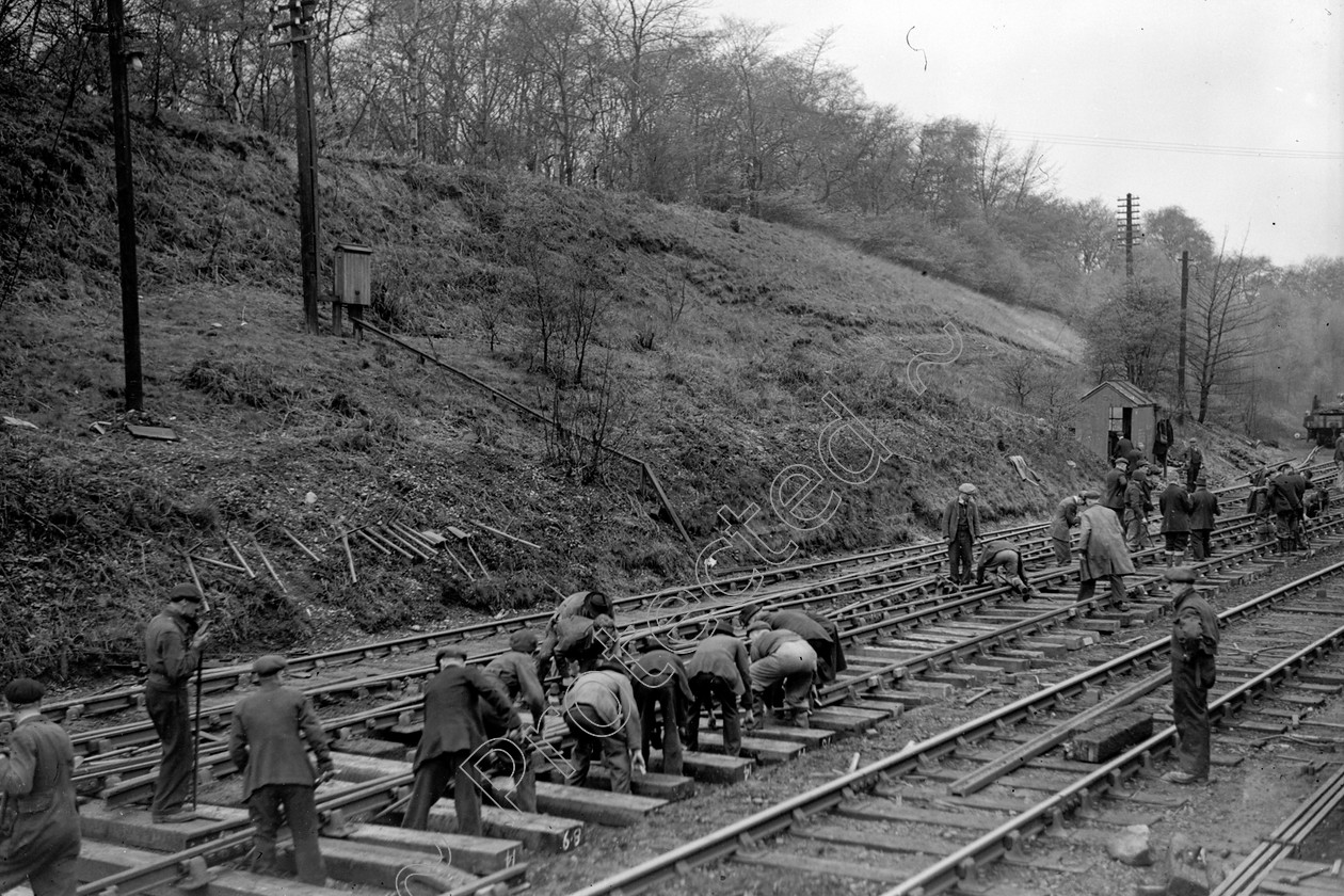 WD2887 
 ENGINE CLASS: Points of Interest ENGINE NUMBER: LOCATION: Roe Green DATE: 21 April 1950 COMMENTS: siddings 
 Keywords: 21 April 1950, Cooperline, Points of Interest, Roe Green, Steam, WD Cooper, locomotives, railway photography, siddings, trains