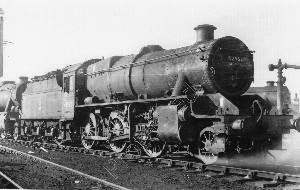 WD0672 
 ENGINE CLASS: Moguls 2-6-0 ENGINE NUMBER: 42952 LOCATION: Patricroft DATE: 02 November 1963 COMMENTS: 
 Keywords: 02 November 1963, 42952, Cooperline, Moguls 2-6-0, Patricroft, Steam, WD Cooper, locomotives, railway photography, trains