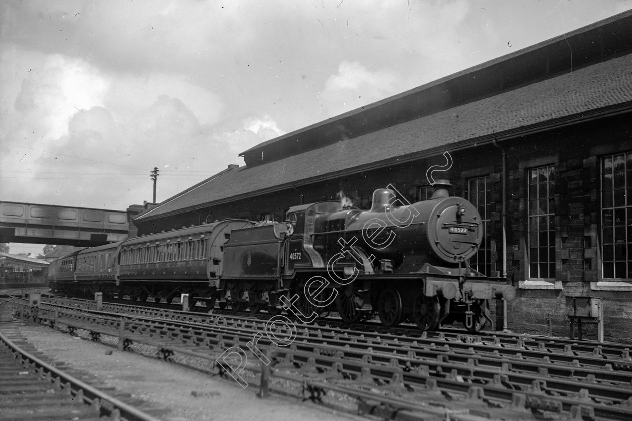 WD0561 
 ENGINE CLASS: Class 2 4-4-0 ENGINE NUMBER: 40572 LOCATION: Dumfries DATE: 09 August 1950 COMMENTS: 
 Keywords: 09 August 1950, 40572, Class 2 4-4-0, Cooperline, Dumfries, Steam, WD Cooper, locomotives, railway photography, trains