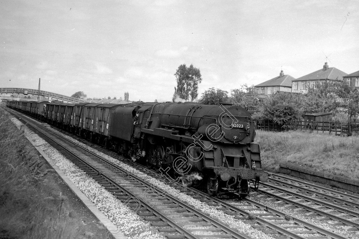 WD2621 
 ENGINE CLASS: BR Class 9 ENGINE NUMBER: 92023 LOCATION: Leyland DATE: 24 July 1964 COMMENTS: 
 Keywords: 24 July 1964, 92023, BR Class 9, Cooperline, Leyland, Steam, WD Cooper, locomotives, railway photography, trains