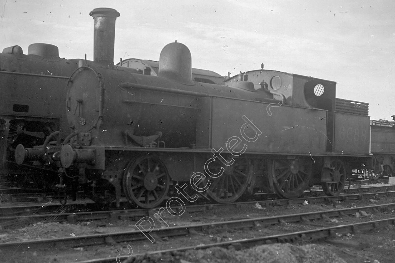 WD0975 
 ENGINE CLASS: L.N.W.R. ENGINE NUMBER: 6688 LOCATION: Edgehill DATE: 12 July 1950 COMMENTS: 
 Keywords: 12 July 1950, 6688, Cooperline, Edgehill, L.N.W.R., Steam, WD Cooper, locomotives, railway photography, trains