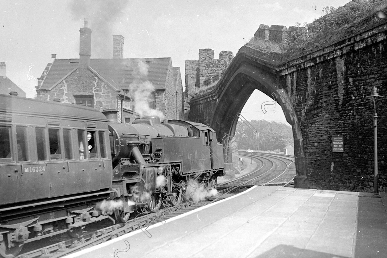 WD1089 
 ENGINE CLASS: 2-6-4 Tanks ENGINE NUMBER: 42660 LOCATION: Conway DATE: 00.05.1950 COMMENTS: 
 Keywords: 00.05.1950, 2-6-4 Tanks, 42660, Conway, Cooperline, Steam, WD Cooper, locomotives, railway photography, trains