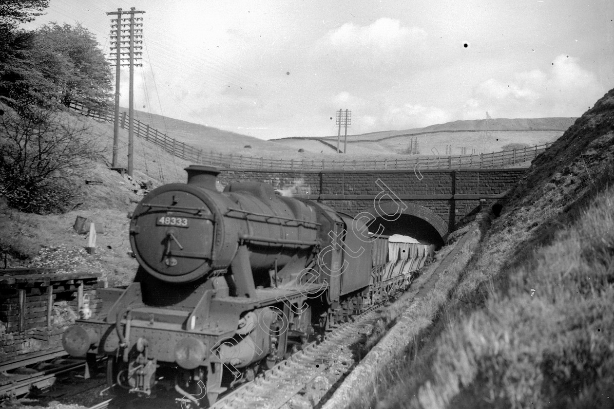 WD2036 
 ENGINE CLASS: Stanier Class 8 2-8-0 ENGINE NUMBER: 48333 LOCATION: Doves Holes DATE: 16 May 1962 COMMENTS: 
 Keywords: 16 May 1962, 48333, Cooperline, Doves Holes, Stanier Class 8 2-8-0, Steam, WD Cooper, locomotives, railway photography, trains