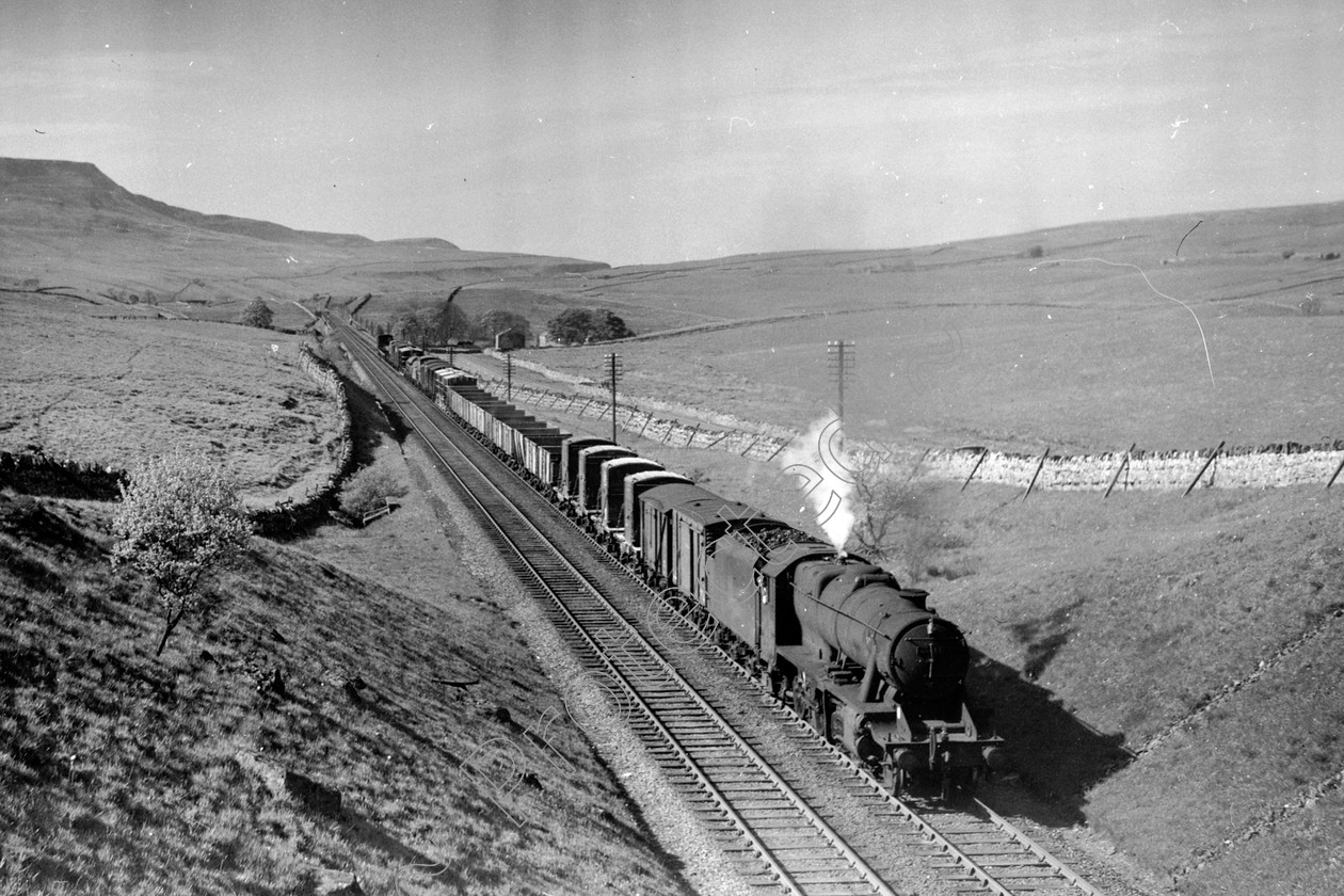 WD2050 
 ENGINE CLASS: Stanier Class 8 2-8-0 ENGINE NUMBER: 48464 LOCATION: Shotlock Hill DATE: 15 May 1961 COMMENTS: 
 Keywords: 15 May 1961, 48464, Cooperline, Shotlock Hill, Stanier Class 8 2-8-0, Steam, WD Cooper, locomotives, railway photography, trains