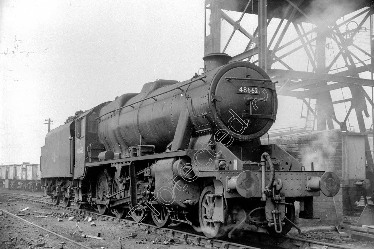 WD2068 
 ENGINE CLASS: Stanier Class 8 2-8-0 ENGINE NUMBER: 48662 LOCATION: Patricroft DATE: 15 April 1961 COMMENTS: 
 Keywords: 15 April 1961, 48662, Cooperline, Patricroft, Stanier Class 8 2-8-0, Steam, WD Cooper, locomotives, railway photography, trains