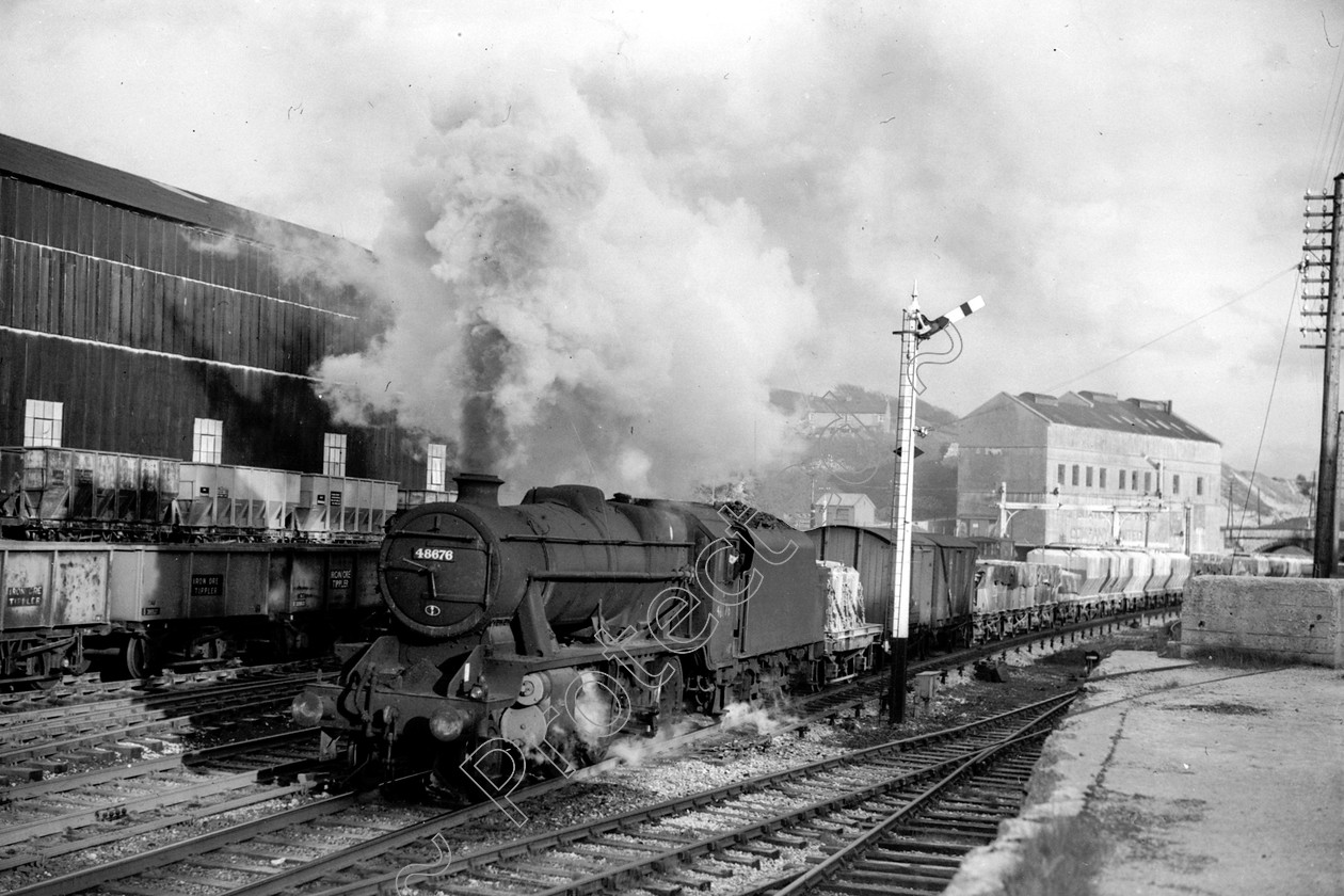 WD2072 
 ENGINE CLASS: Stanier Class 8 2-8-0 ENGINE NUMBER: 48676 LOCATION: Peak Forest DATE: 16 May 1962 COMMENTS: 
 Keywords: 16 May 1962, 48676, Cooperline, Peak Forest, Stanier Class 8 2-8-0, Steam, WD Cooper, locomotives, railway photography, trains