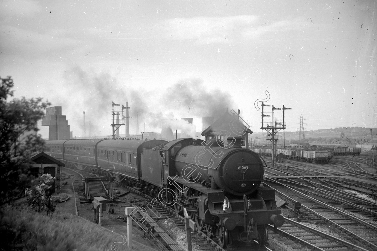 WD2708 
 ENGINE CLASS: L.N.E.R. ENGINE NUMBER: 61069 LOCATION: Brindle Heath DATE: 04 June 1960 COMMENTS: 
 Keywords: 04 June 1960, 61069, Brindle Heath, Cooperline, L.N.E.R., Steam, WD Cooper, locomotives, railway photography, trains